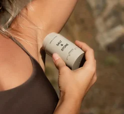 Black Rose & Oud 75g. deodorant van Salt & Stone
